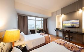 โรงแรม นิว ซีซั่น